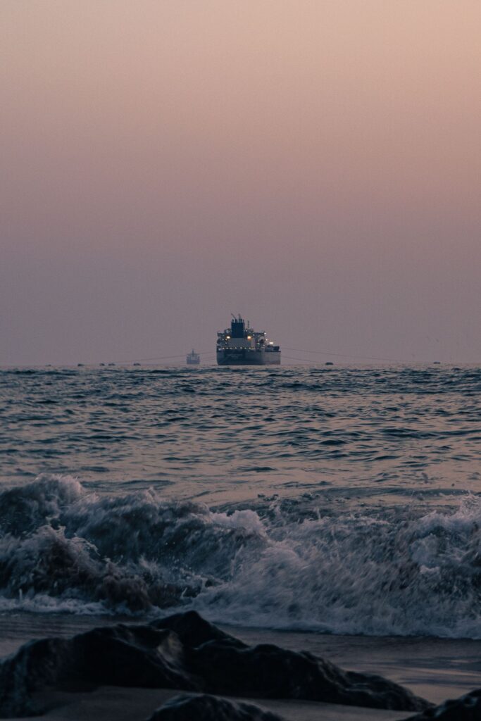 Lasteskip på havet i skumringen