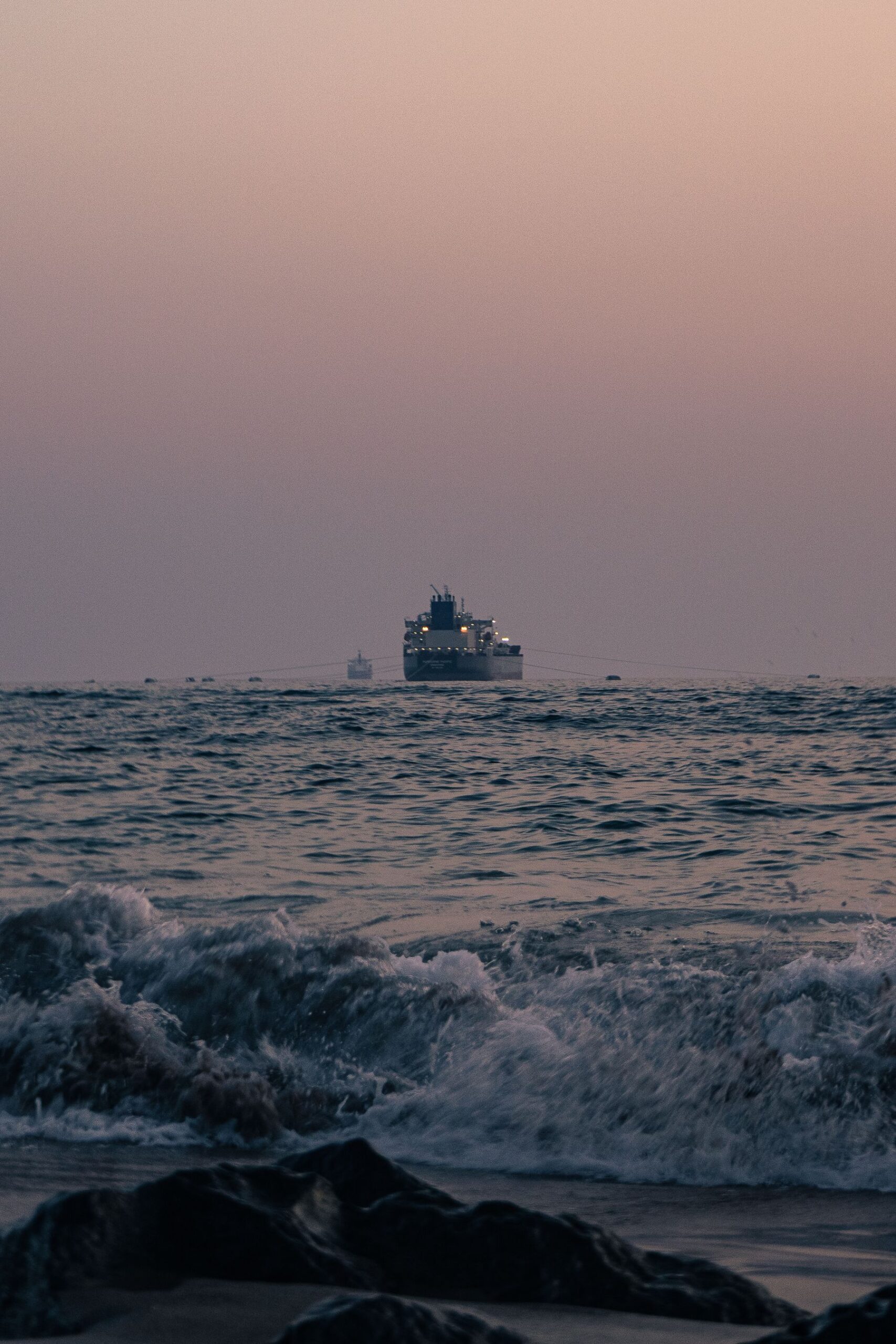 Lasteskip på havet i skumringen