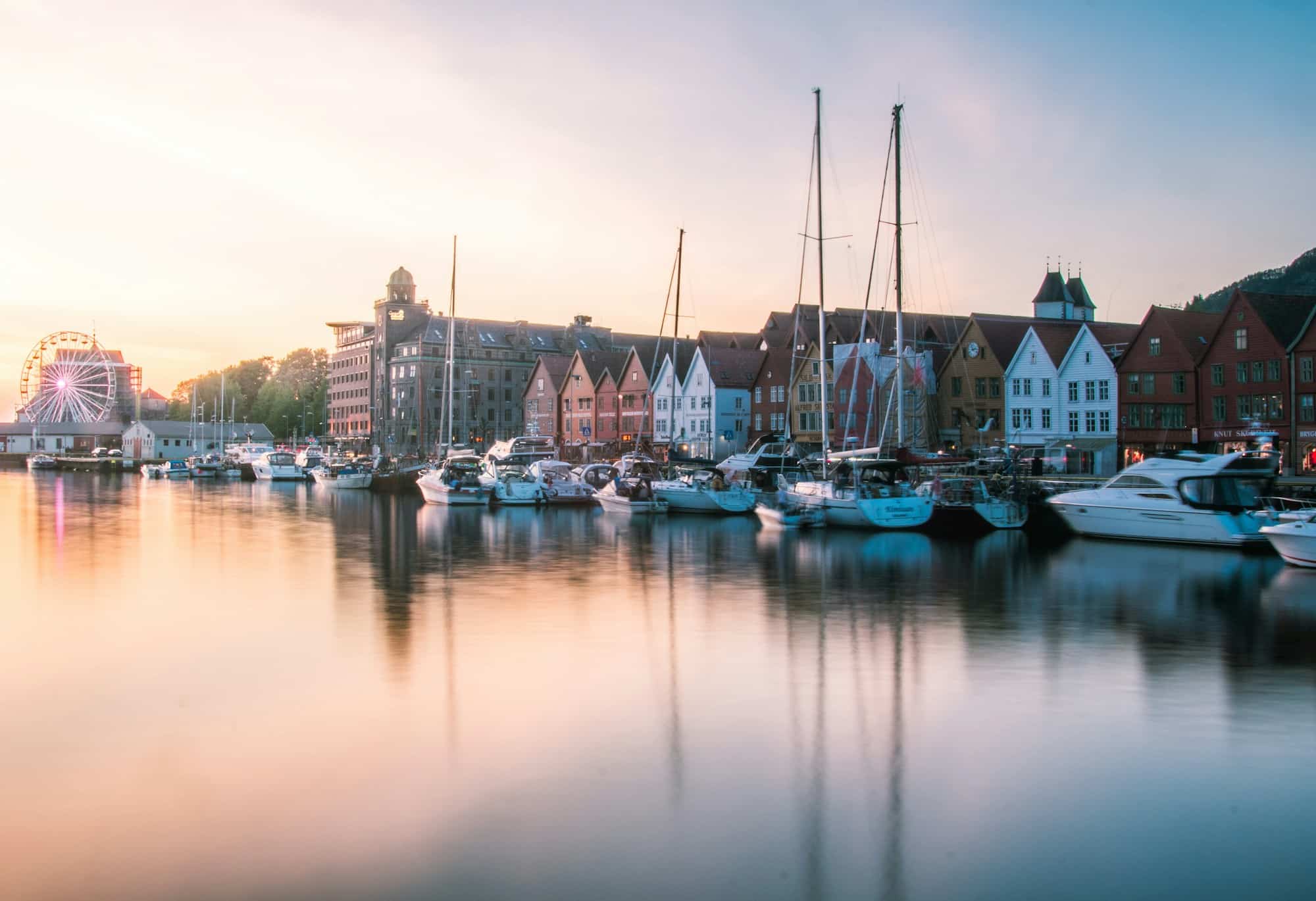 Bryggen og båter ved Vågen i Bergen i kveldssol