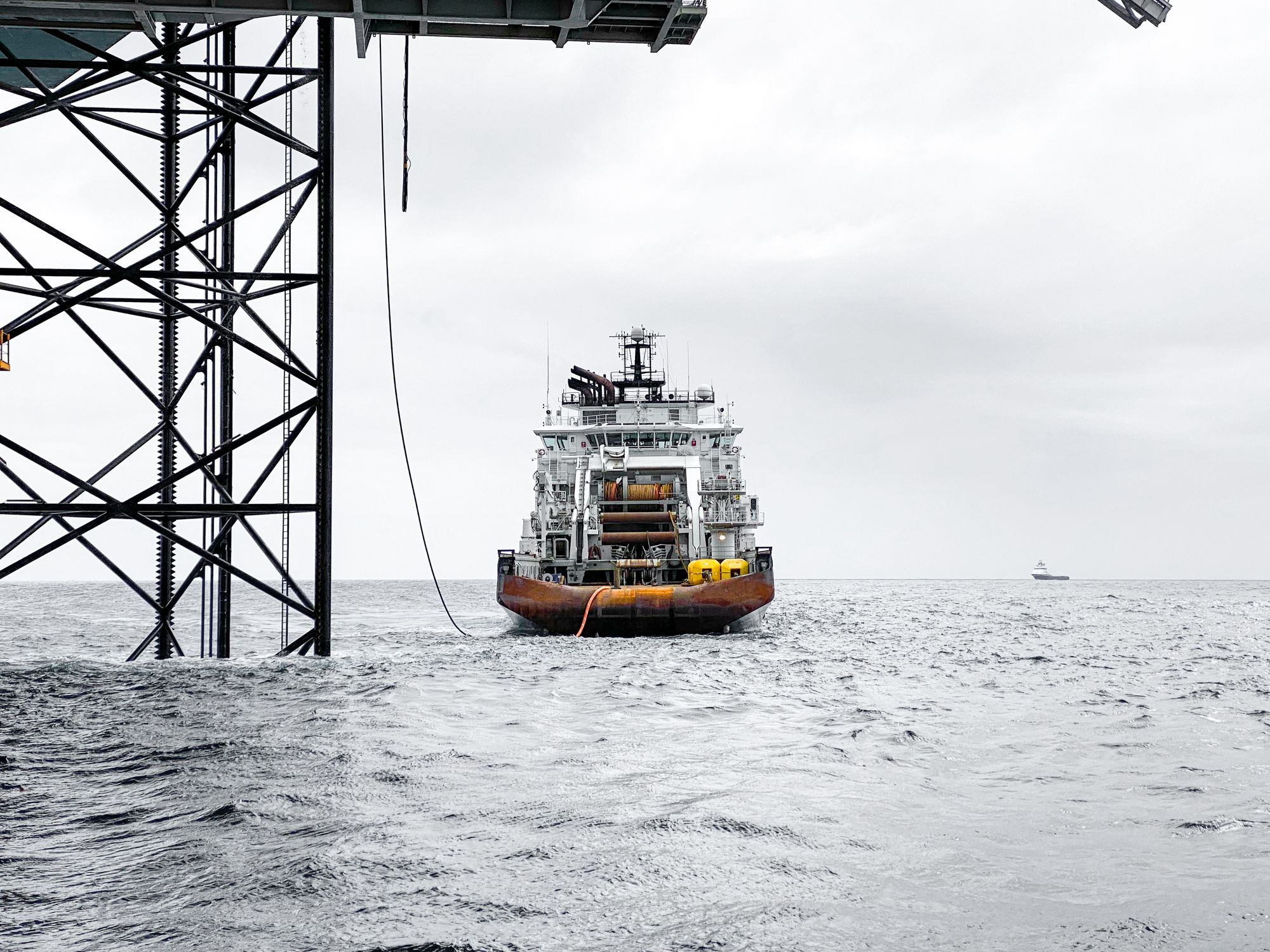 Arbeidsfartøy ved en offshoreinstallasjon i norske farvann