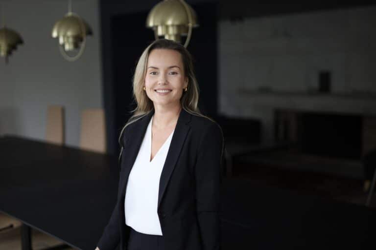 Pia Schjøtt, partner i Rasmussen & Broch, i firmaets styrerom