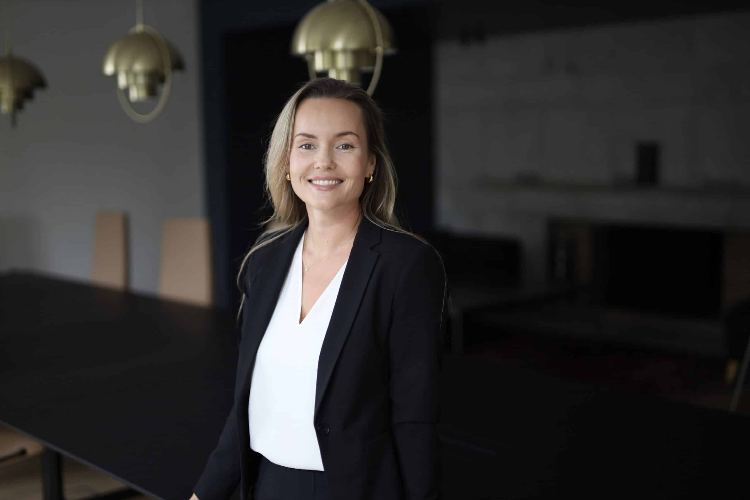 Pia Schjøtt, partner i Rasmussen & Broch, i firmaets styrerom